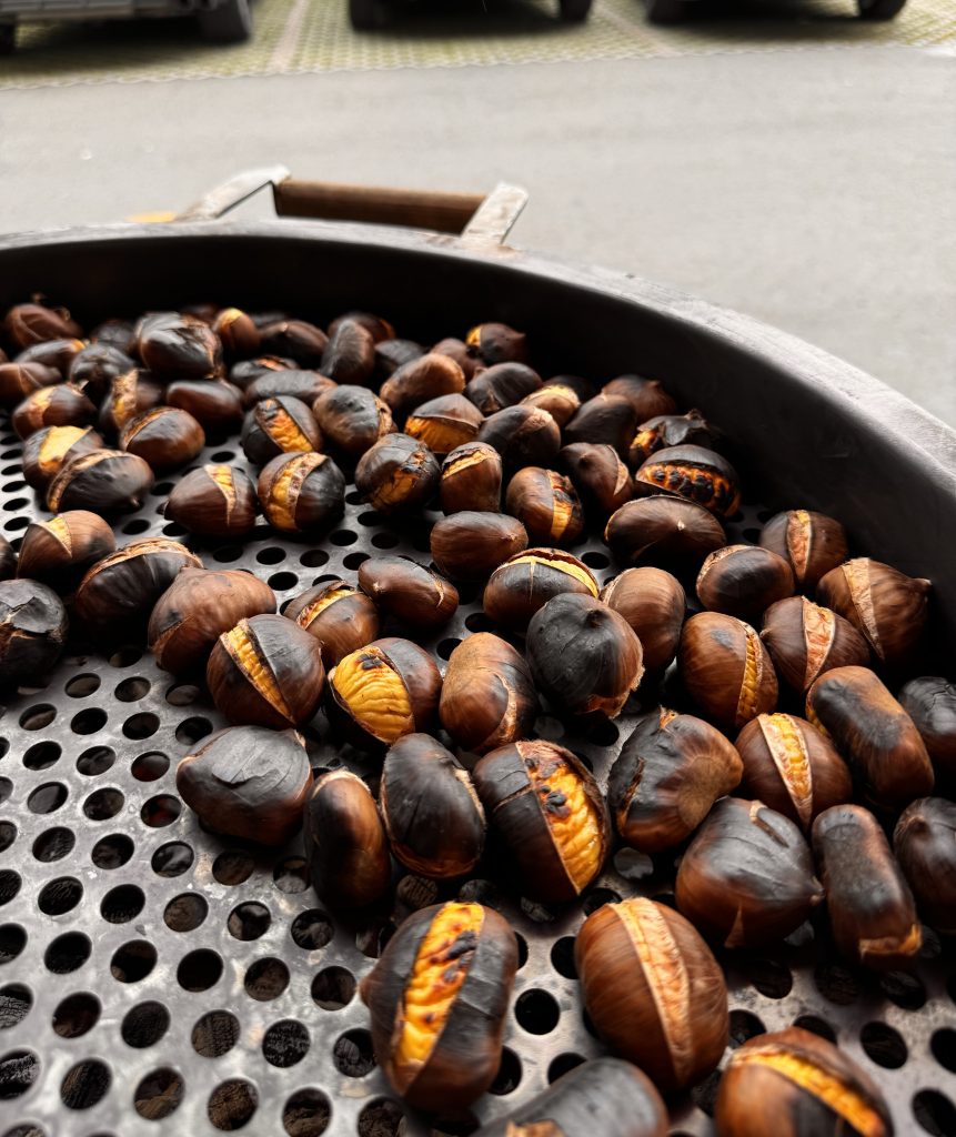 Kastanien am traditionellen Röstofen
