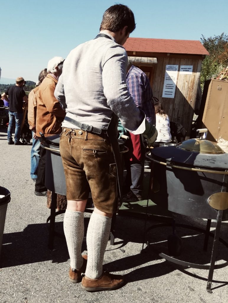 Maronimeister Team beim Maroni rösten in Tracht